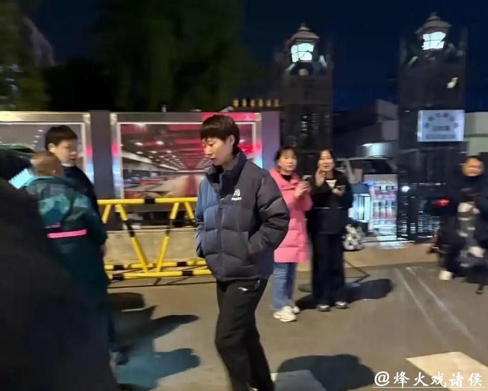 王曼昱深夜外出画面引热议，陪同男子身份揭晓，关系亲切有爱